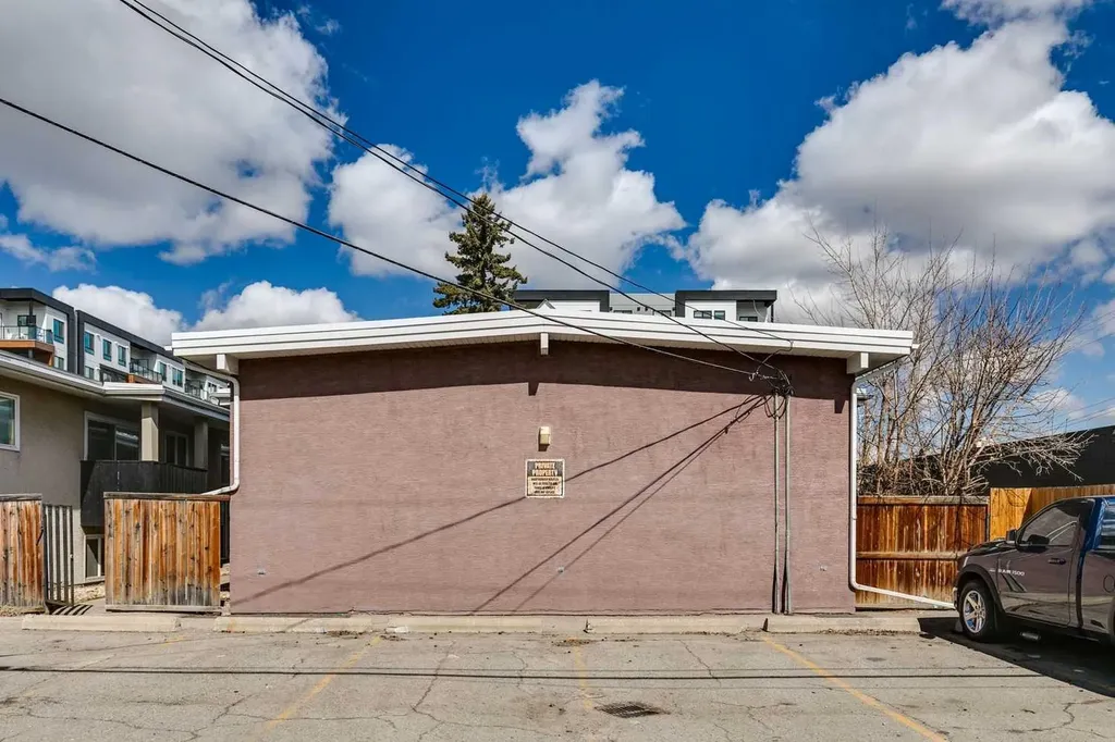 605 67 Avenue SW Calgary AB T2V0M3