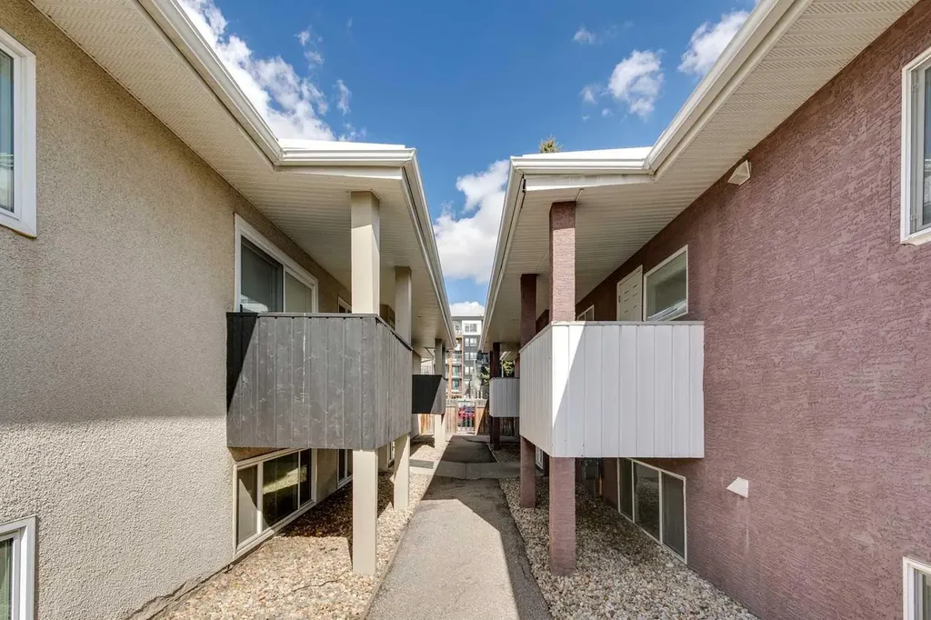 605 67 Avenue SW Calgary AB T2V0M3