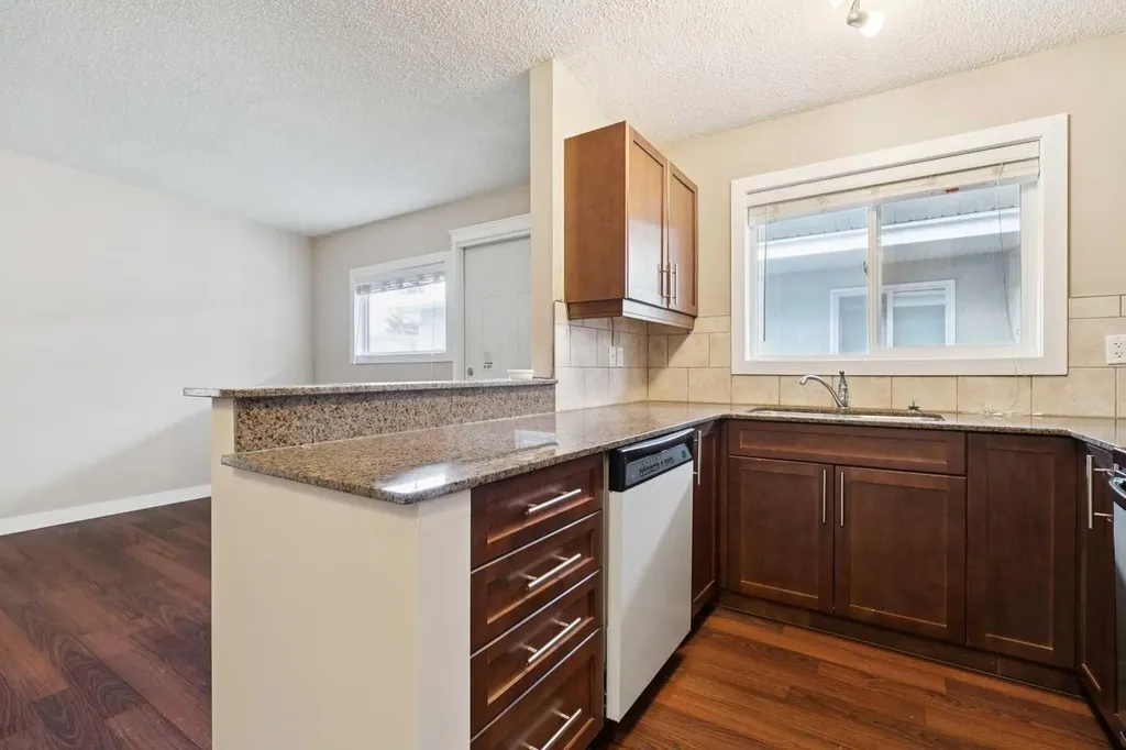 605 67 Avenue SW Calgary AB T2V0M3