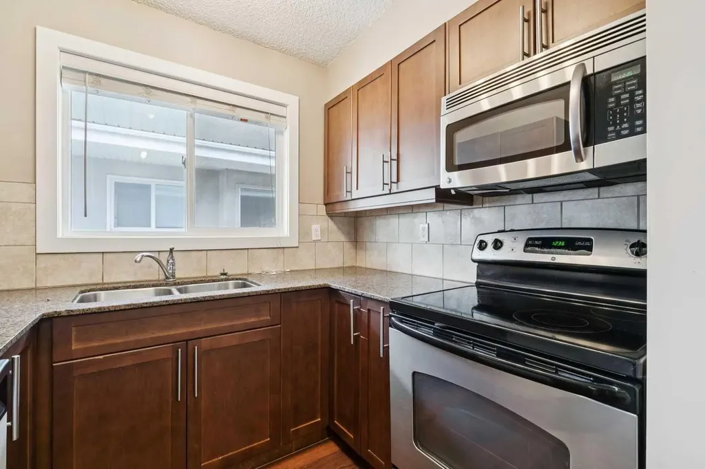 605 67 Avenue SW Calgary AB T2V0M3