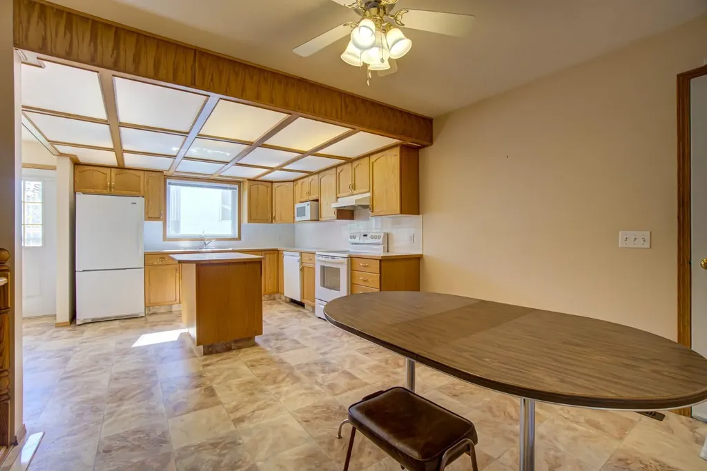 236 54 Avenue E Claresholm AB T0L 0T0