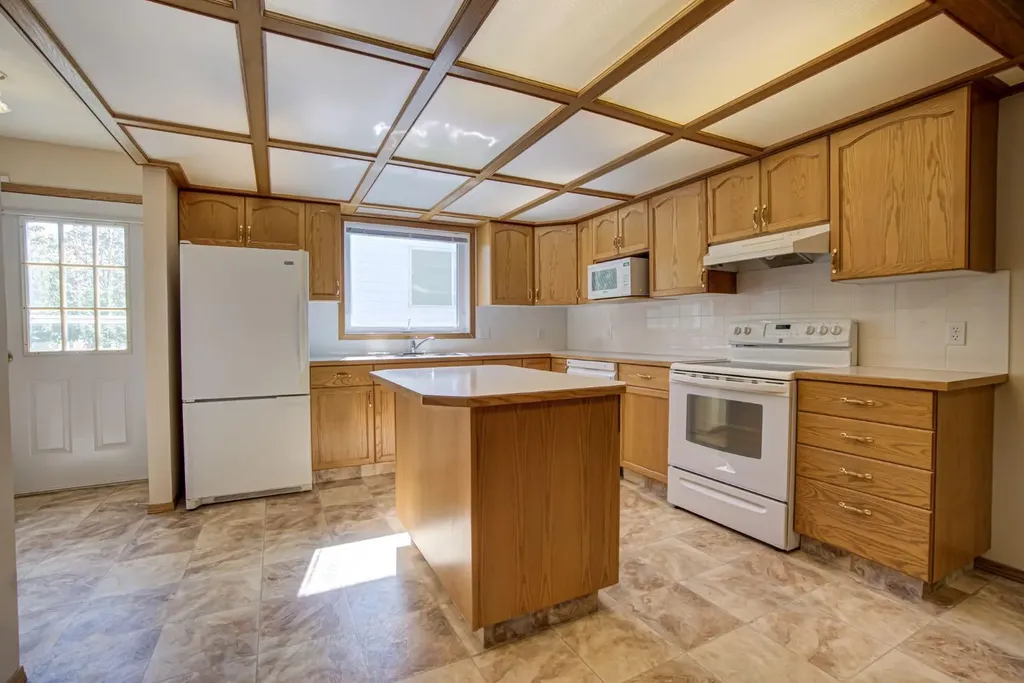 236 54 Avenue E Claresholm AB T0L 0T0