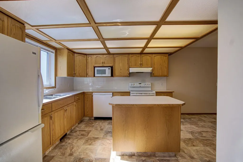 236 54 Avenue E Claresholm AB T0L 0T0