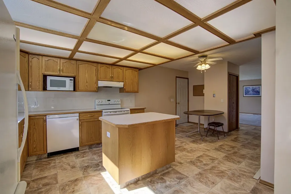 236 54 Avenue E Claresholm AB T0L 0T0