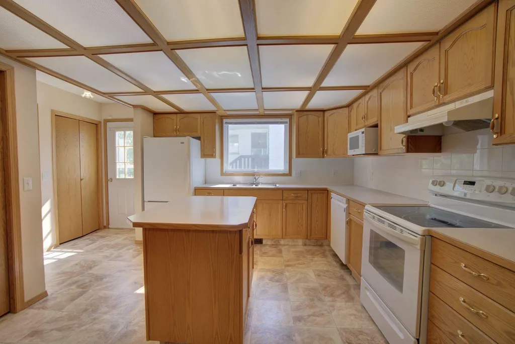236 54 Avenue E Claresholm AB T0L 0T0