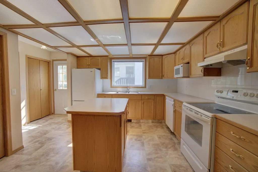236 54 Avenue E Claresholm AB T0L 0T0