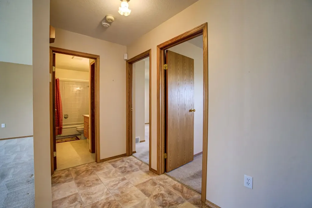 236 54 Avenue E Claresholm AB T0L 0T0
