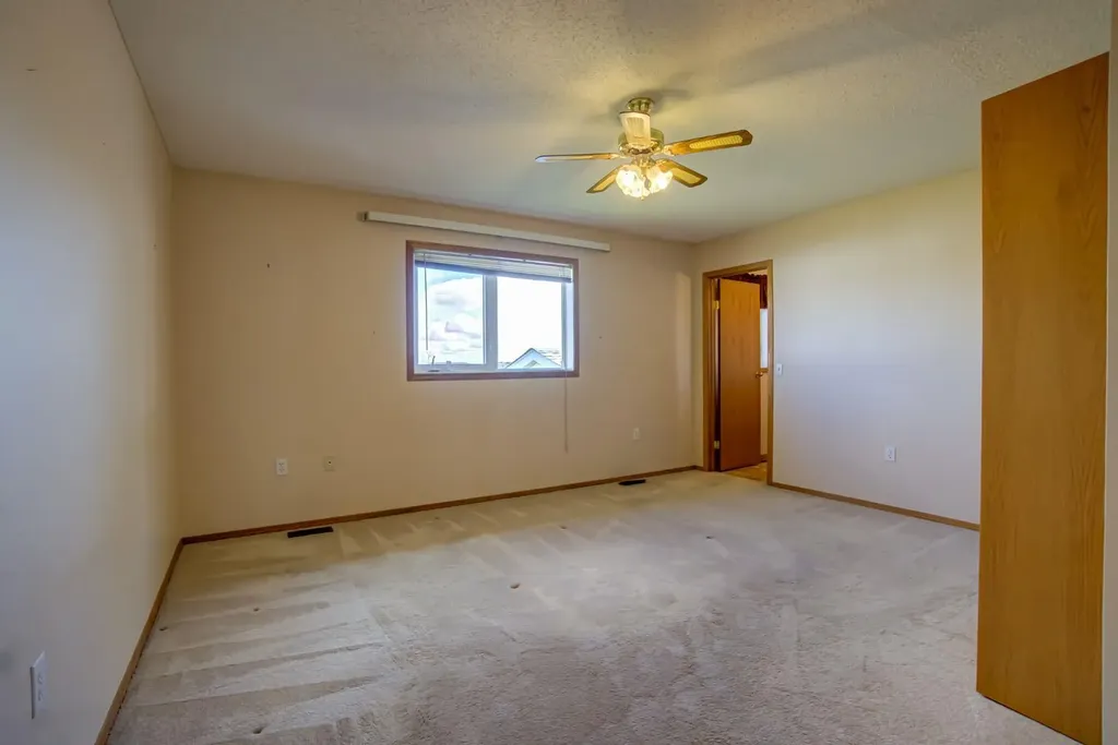 236 54 Avenue E Claresholm AB T0L 0T0