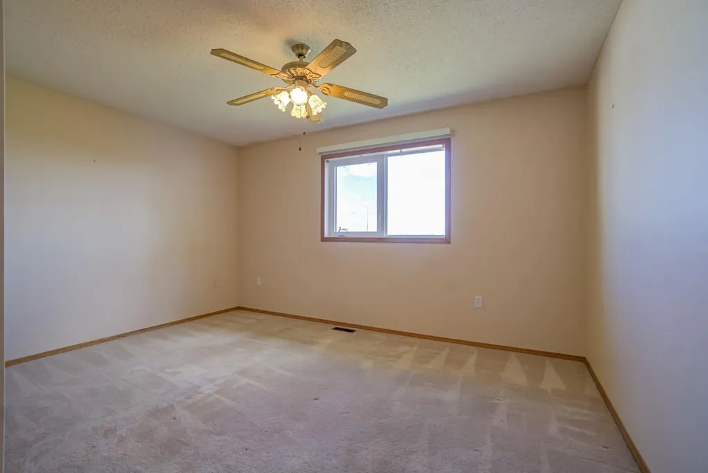 236 54 Avenue E Claresholm AB T0L 0T0