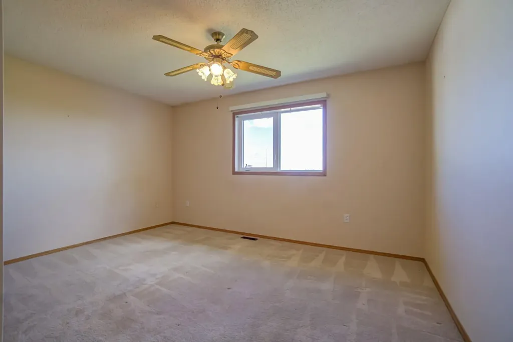 236 54 Avenue E Claresholm AB T0L 0T0
