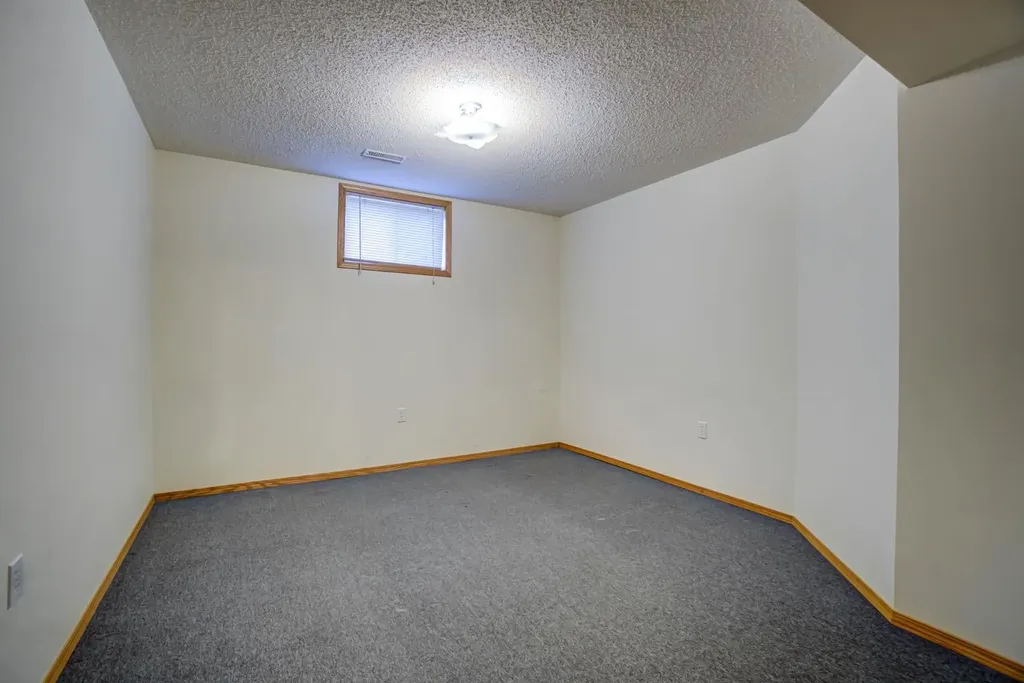 236 54 Avenue E Claresholm AB T0L 0T0