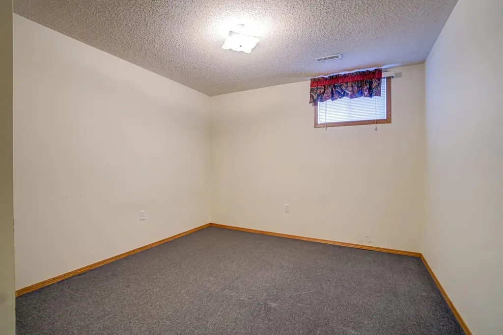 236 54 Avenue E Claresholm AB T0L 0T0