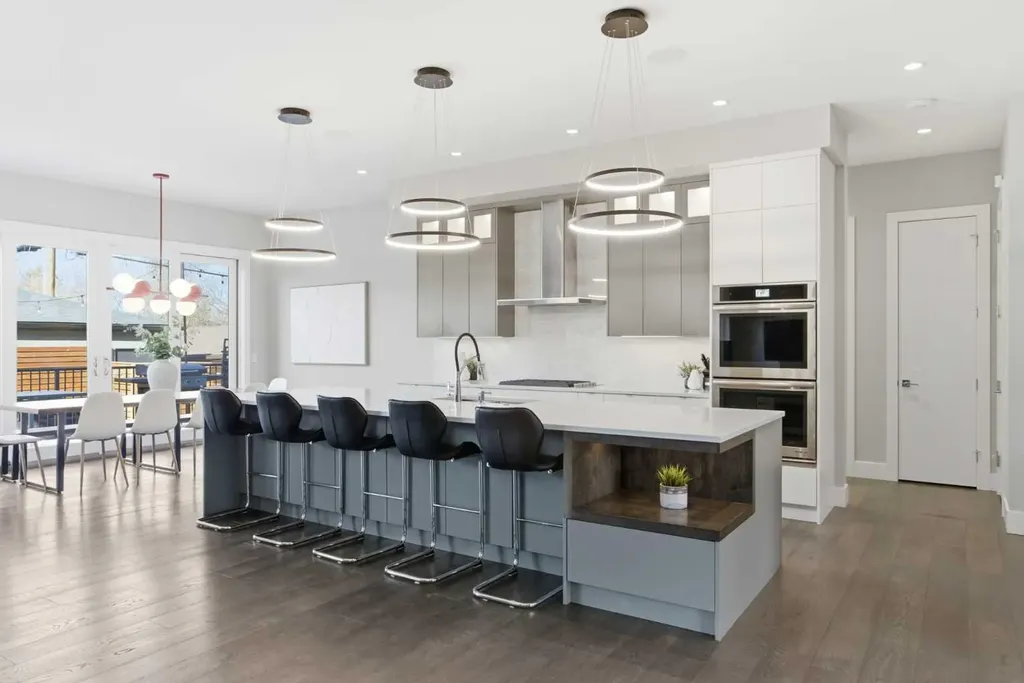 10 Lissington Drive SW Calgary AB T3E 5E1