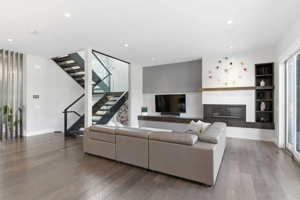 10 Lissington Drive SW Calgary AB T3E 5E1