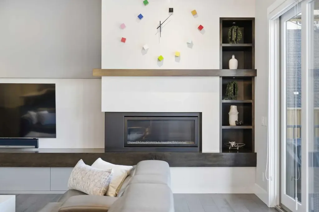 10 Lissington Drive SW Calgary AB T3E 5E1