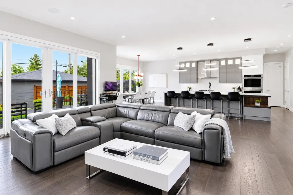 10 Lissington Drive SW Calgary AB T3E 5E1
