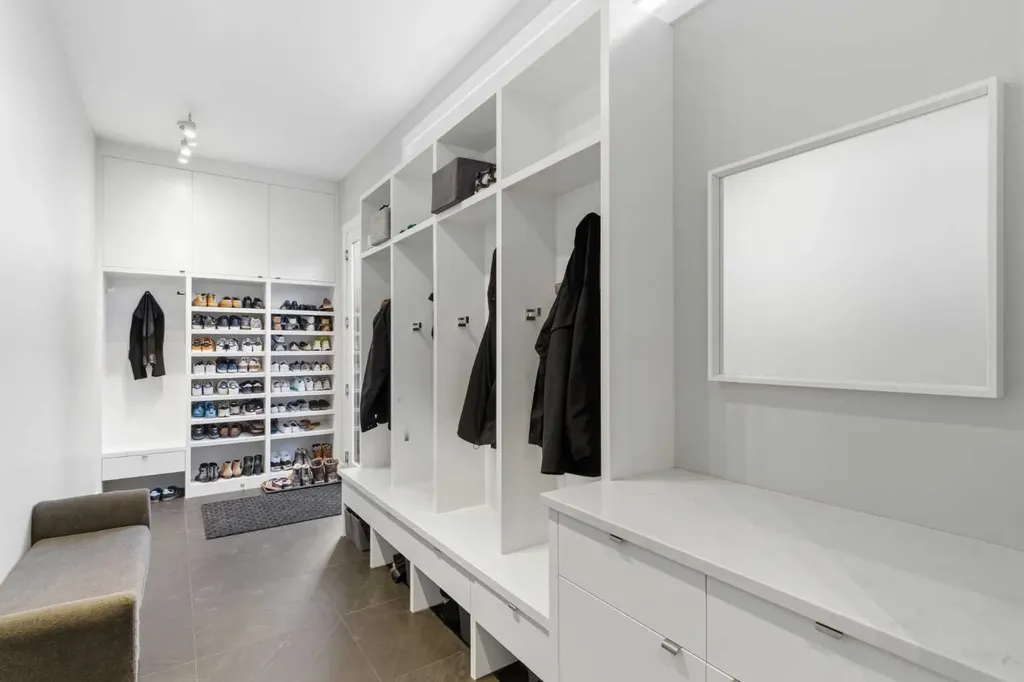 10 Lissington Drive SW Calgary AB T3E 5E1