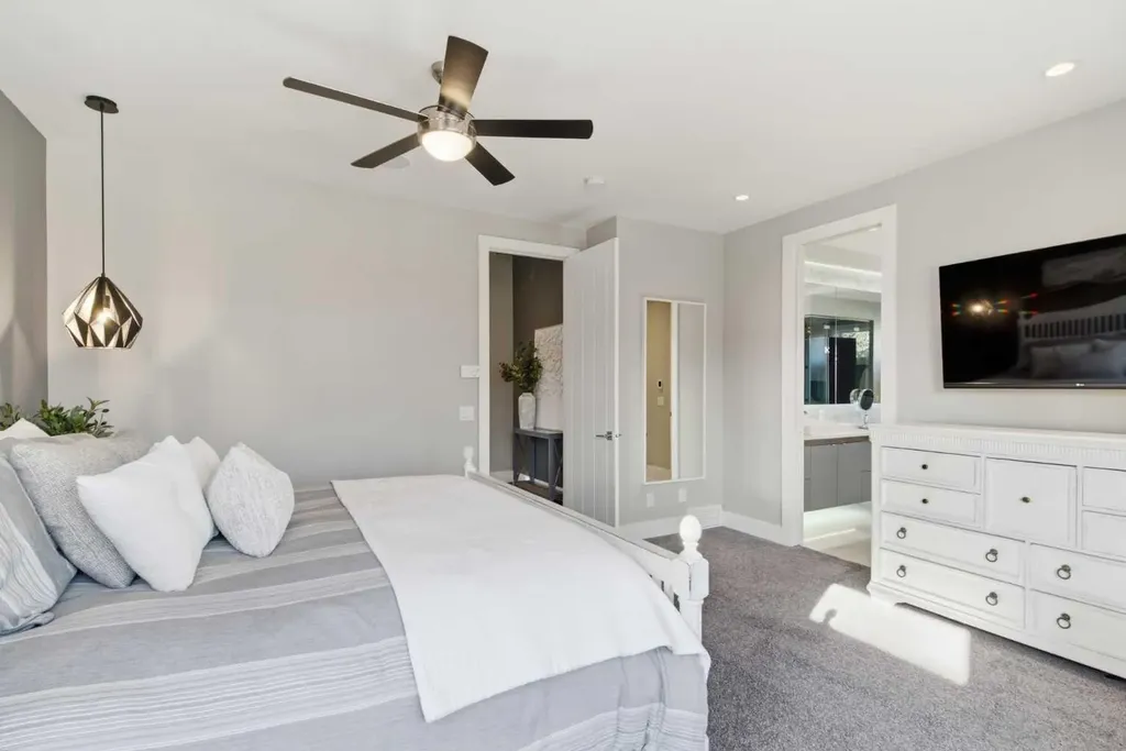 10 Lissington Drive SW Calgary AB T3E 5E1