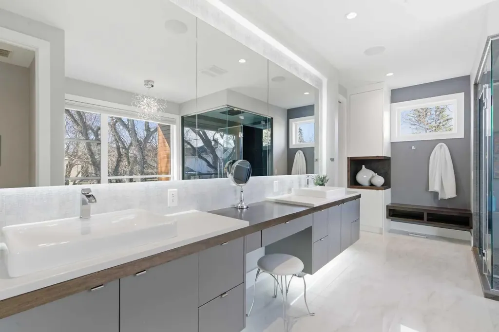 10 Lissington Drive SW Calgary AB T3E 5E1