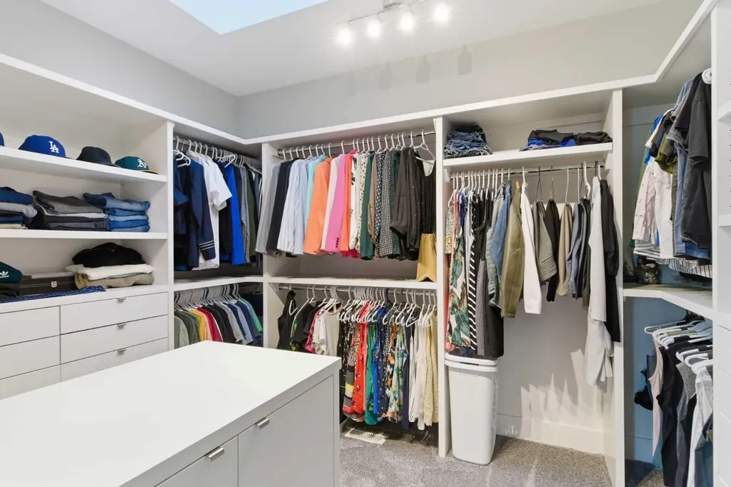 10 Lissington Drive SW Calgary AB T3E 5E1