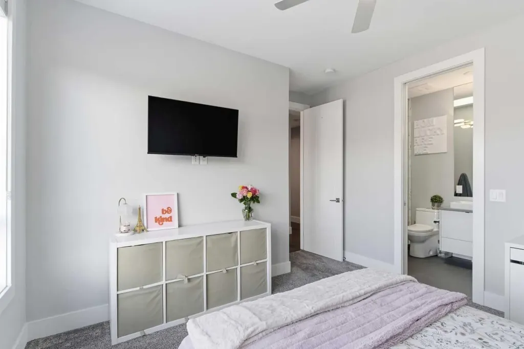 10 Lissington Drive SW Calgary AB T3E 5E1