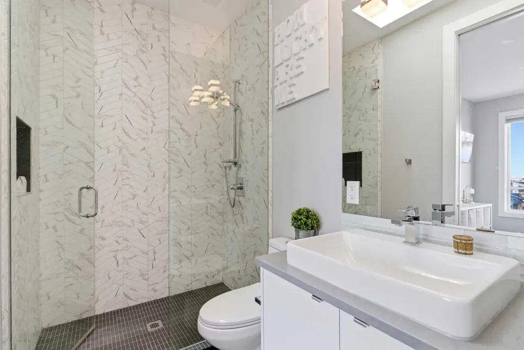 10 Lissington Drive SW Calgary AB T3E 5E1