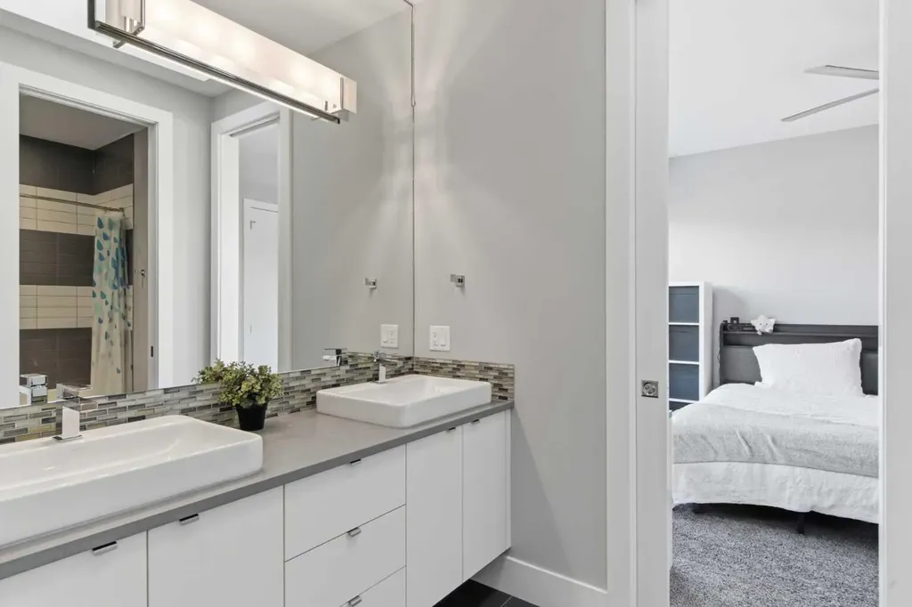 10 Lissington Drive SW Calgary AB T3E 5E1