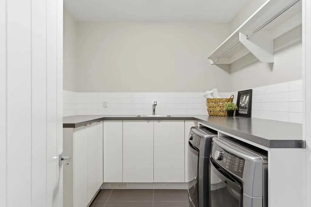 10 Lissington Drive SW Calgary AB T3E 5E1