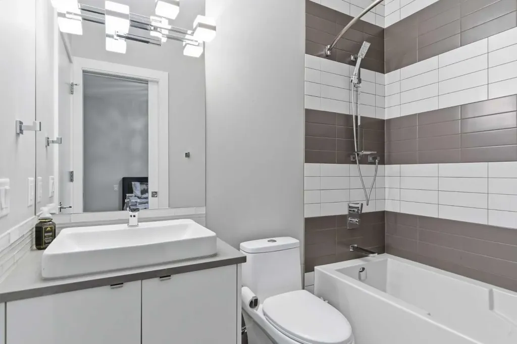 10 Lissington Drive SW Calgary AB T3E 5E1