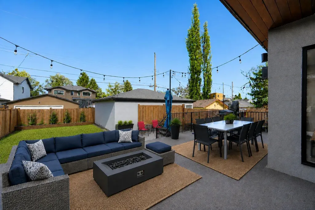 10 Lissington Drive SW Calgary AB T3E 5E1