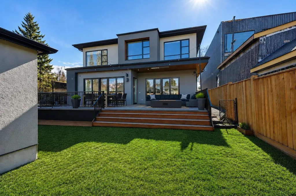 10 Lissington Drive SW Calgary AB T3E 5E1
