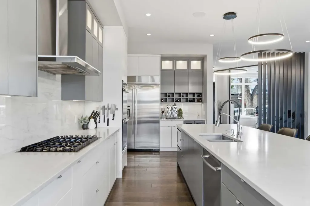 10 Lissington Drive SW Calgary AB T3E 5E1