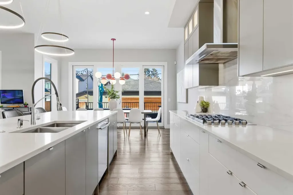 10 Lissington Drive SW Calgary AB T3E 5E1