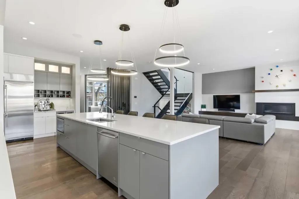 10 Lissington Drive SW Calgary AB T3E 5E1