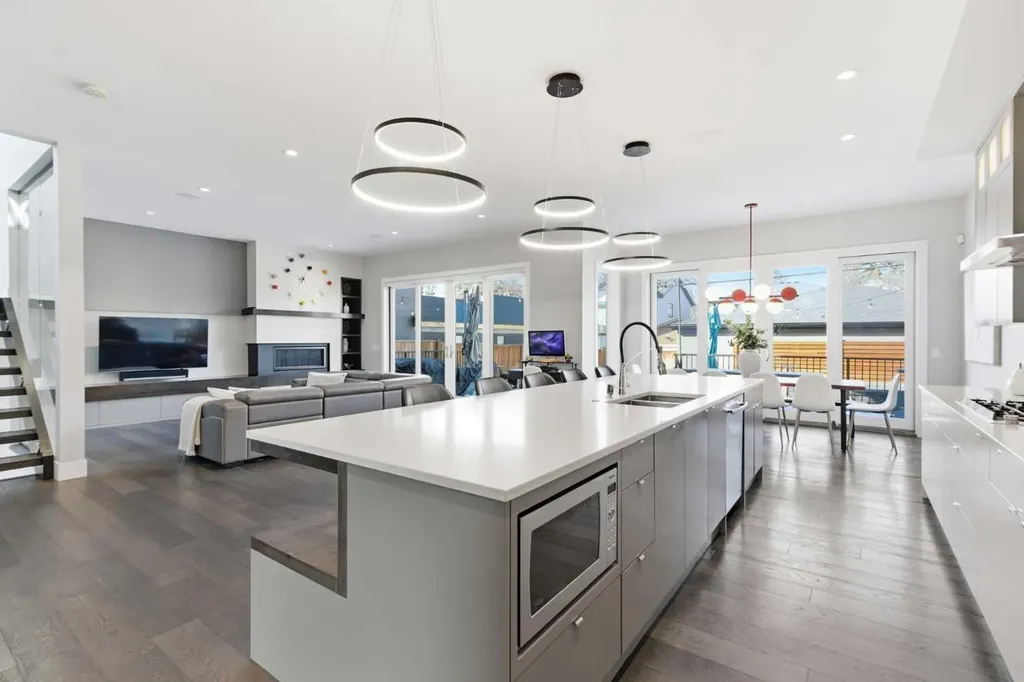 10 Lissington Drive SW Calgary AB T3E 5E1