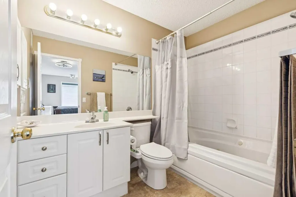 105 Tuscarora Heights NW Calgary AB T3L 2H2