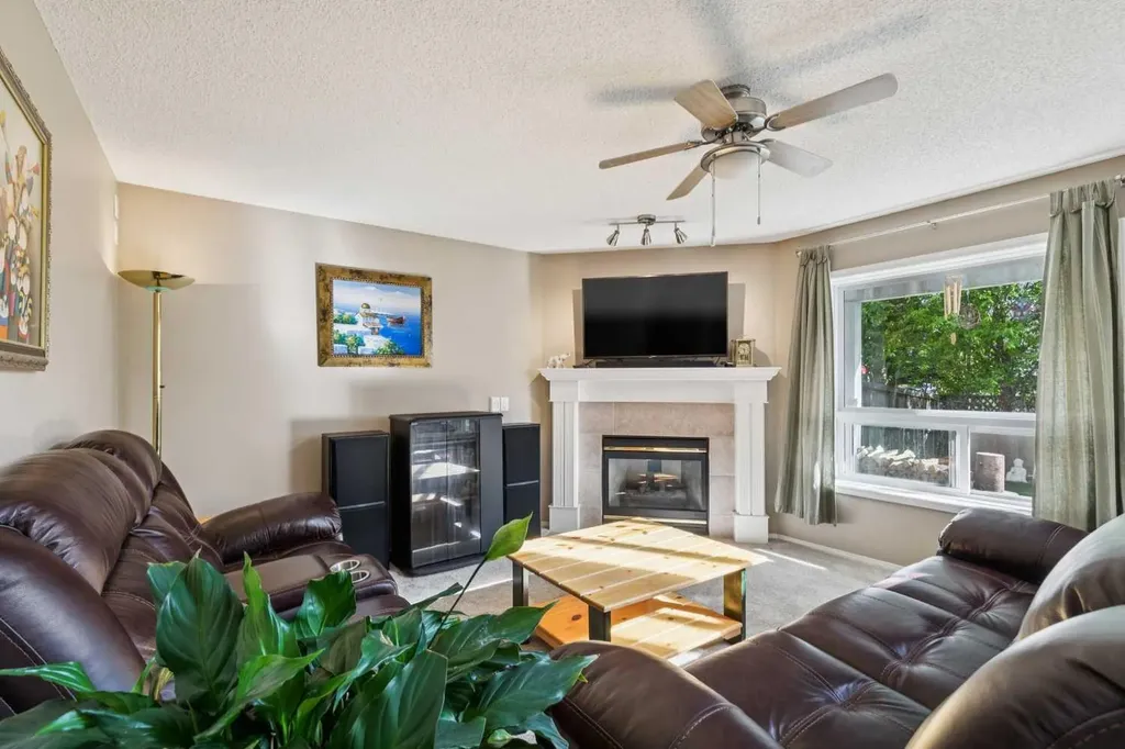 105 Tuscarora Heights NW Calgary AB T3L 2H2