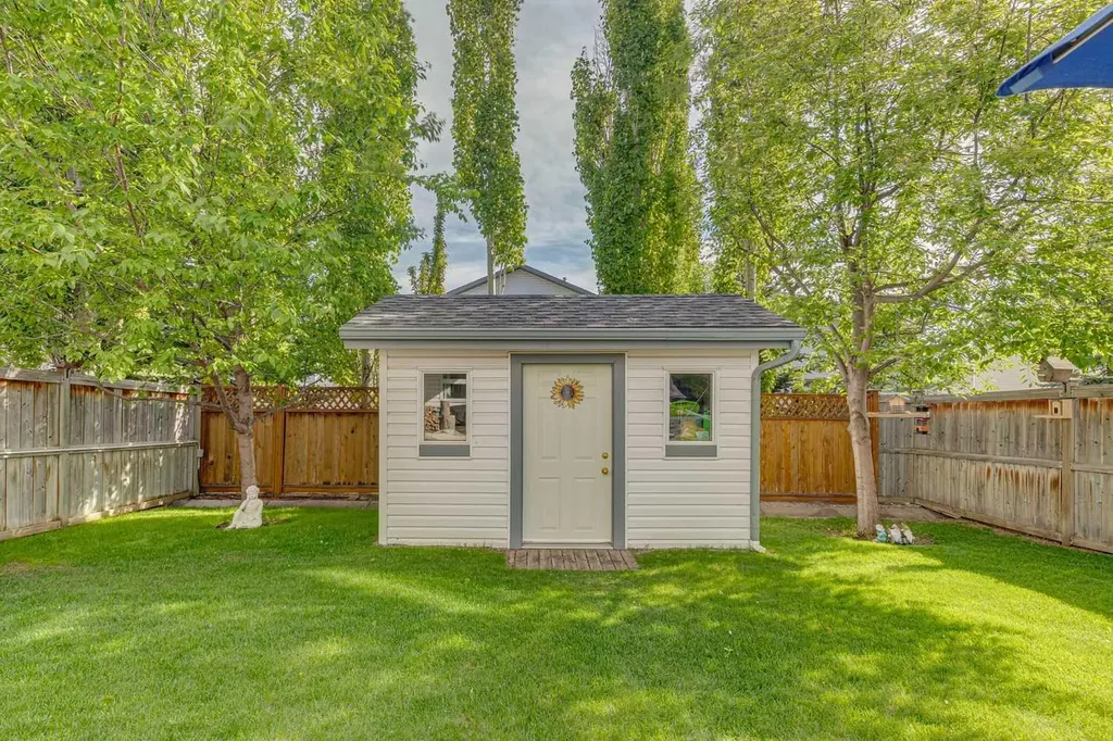 105 Tuscarora Heights NW Calgary AB T3L 2H2