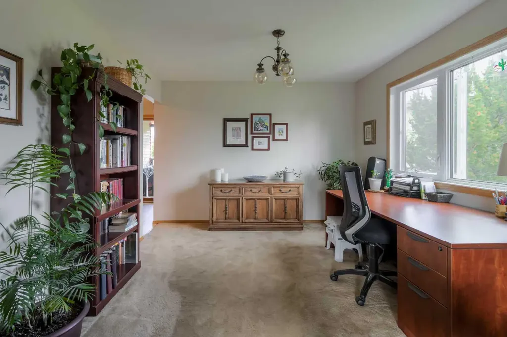 94 Elm Crescent S Lethbridge AB T1K 4X1