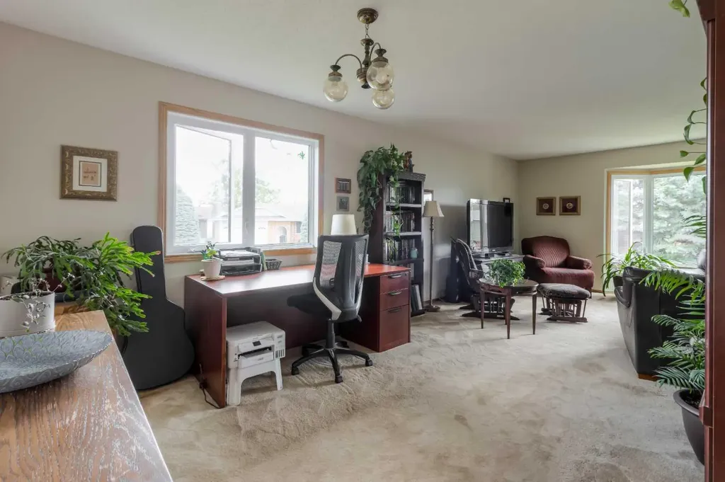94 Elm Crescent S Lethbridge AB T1K 4X1