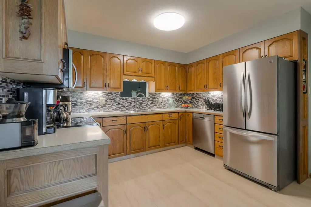 94 Elm Crescent S Lethbridge AB T1K 4X1