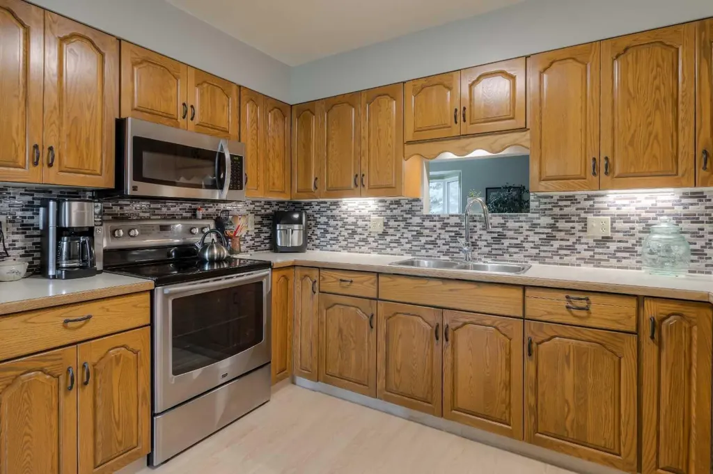 94 Elm Crescent S Lethbridge AB T1K 4X1