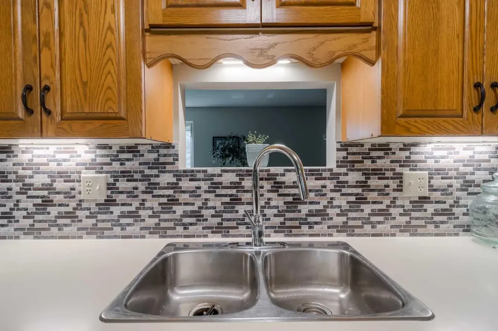 94 Elm Crescent S Lethbridge AB T1K 4X1