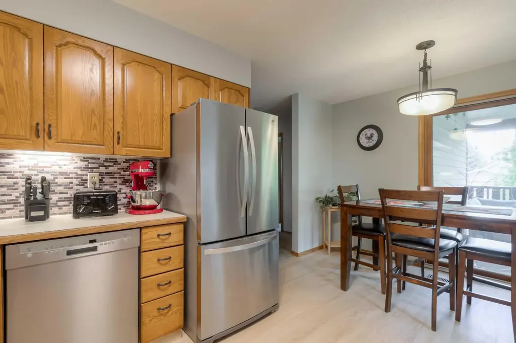 94 Elm Crescent S Lethbridge AB T1K 4X1