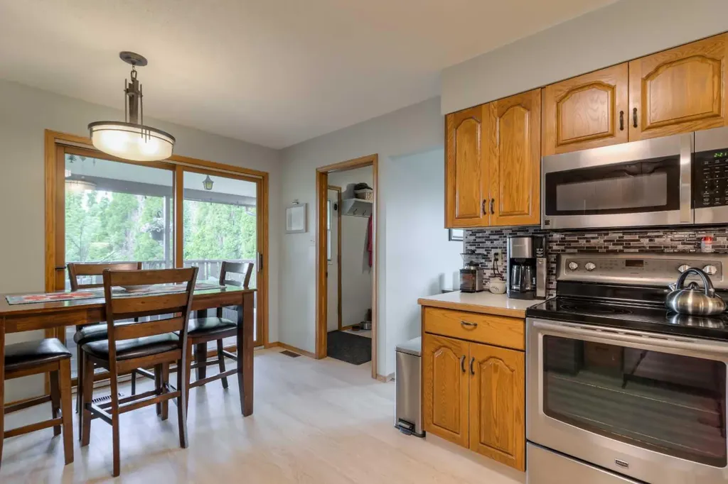 94 Elm Crescent S Lethbridge AB T1K 4X1
