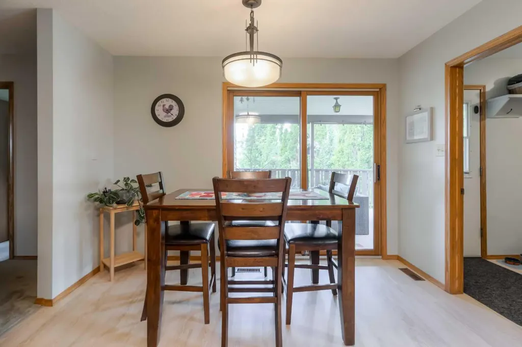 94 Elm Crescent S Lethbridge AB T1K 4X1