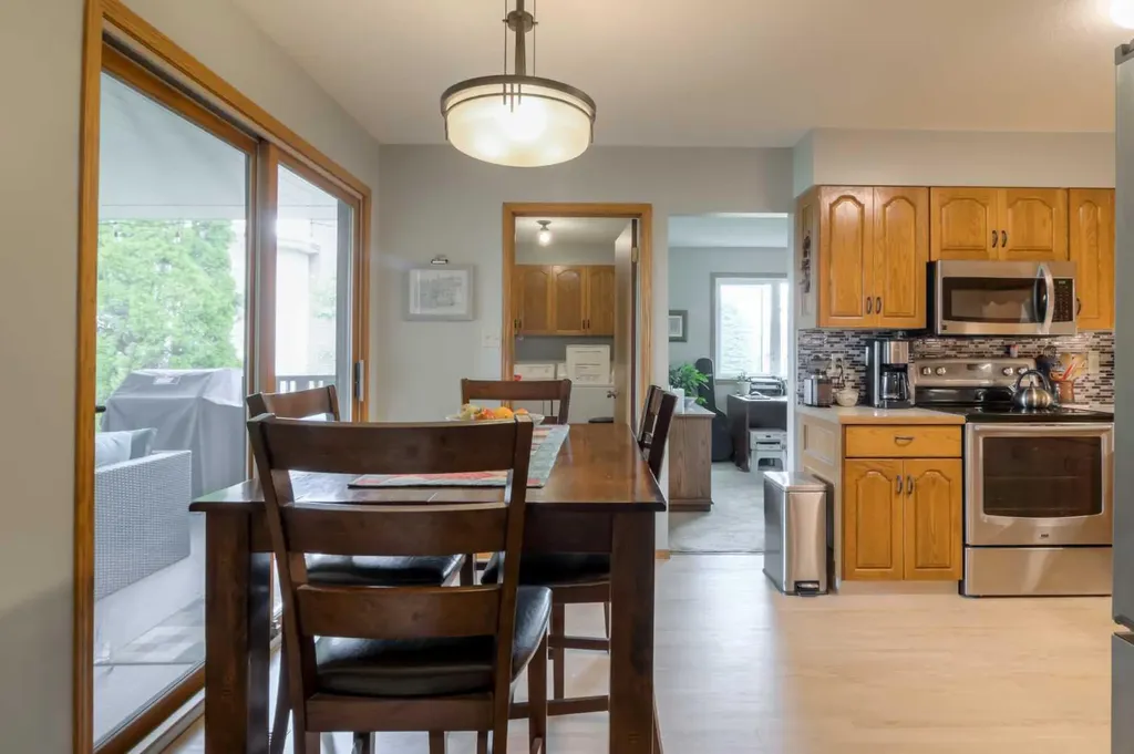94 Elm Crescent S Lethbridge AB T1K 4X1
