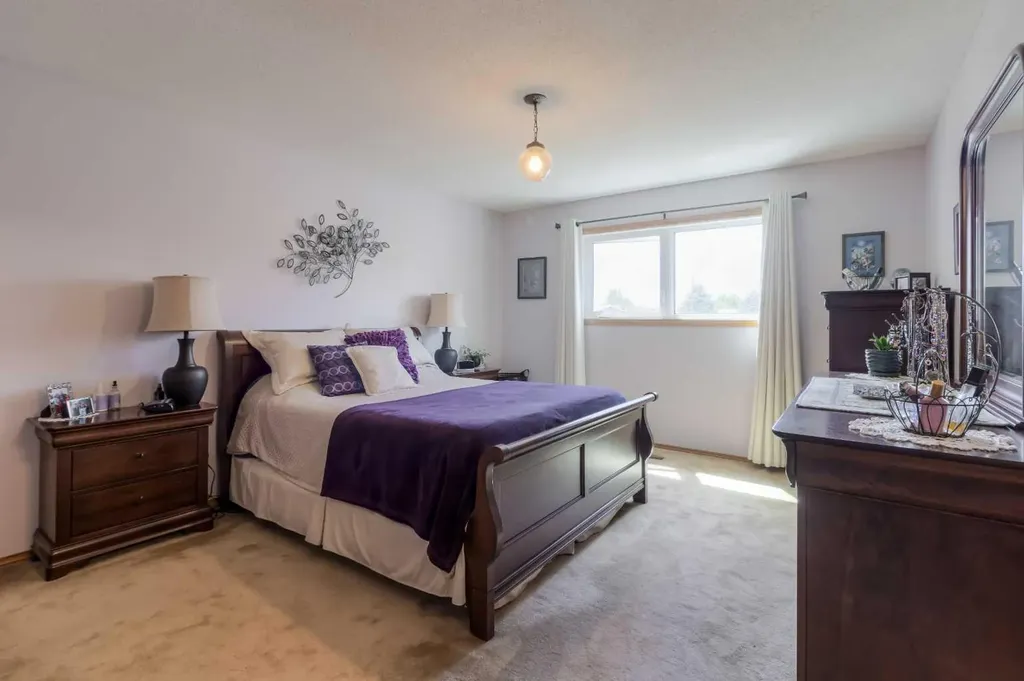 94 Elm Crescent S Lethbridge AB T1K 4X1