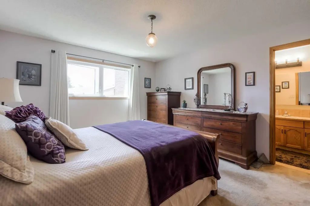 94 Elm Crescent S Lethbridge AB T1K 4X1