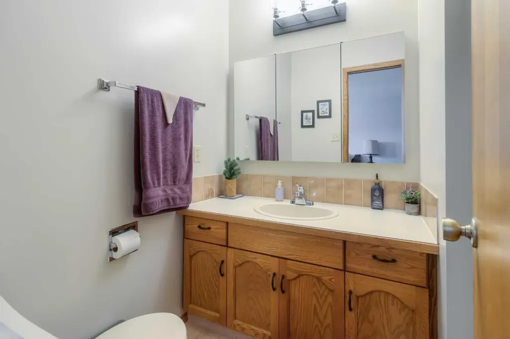 94 Elm Crescent S Lethbridge AB T1K 4X1